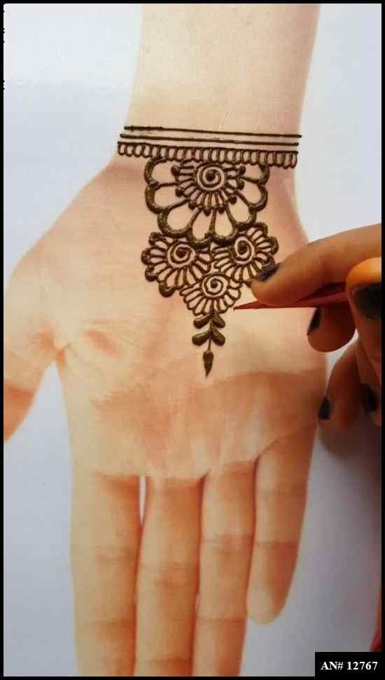 8,600+ Henna Tattoo Hand Stock Photos, Pictures & Royalty-Free Images -  iStock
